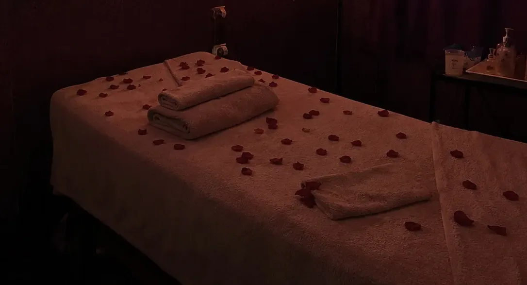 Masaj odasındaki masaj masası — Lila Spa, İncirli misafirlerine hizmet veren salon