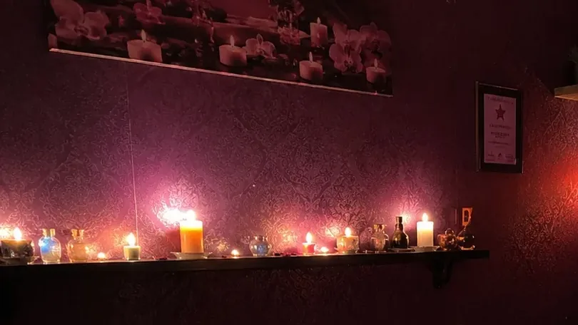 Masaj odasındaki mum rafı — Lila Spa, İncirli misafirlerine hizmet veren salon